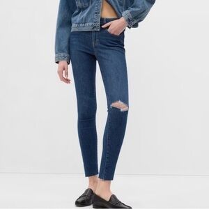 Gap Distressed Universal Mid Rise Jegging 28